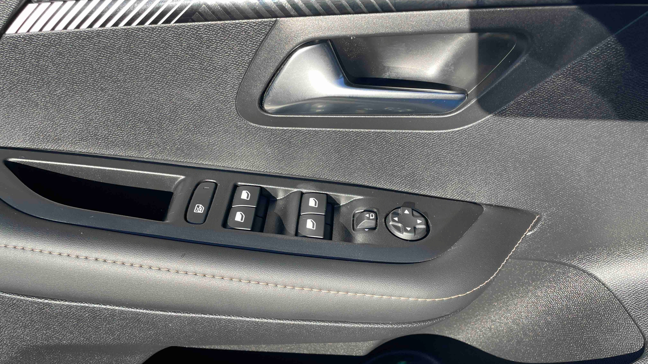 Peugeot 208 100 S&amp;S BVM6 — photo 23