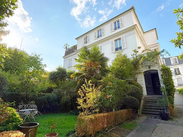 PARIS 17 EME - AU COEUR DE LA VILLA DES TERNES - 4/5 PIECES AVEC GRANDE TERRASSE SANS VIS A VIS