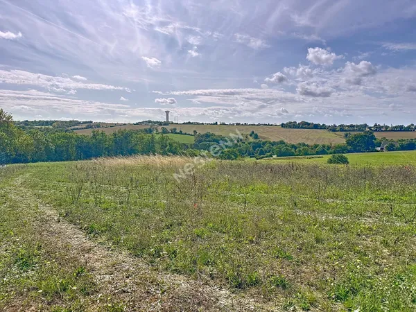 Terrain constructible à vendre à POUILLE-LES-COTEAUX.