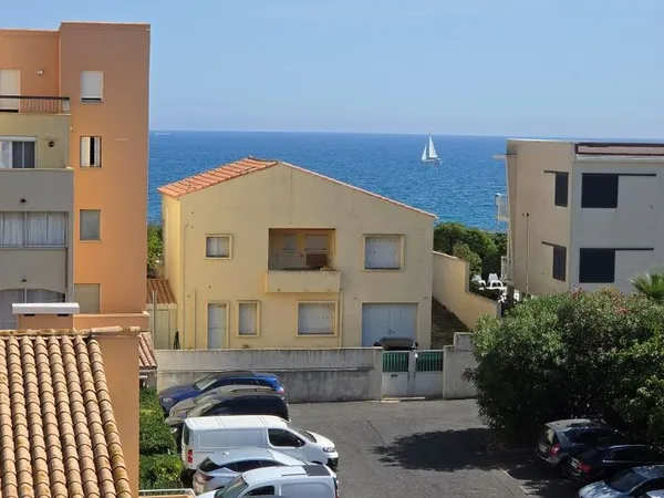LE CAP D'AGDE: T2/mezzanine avec parking, climatisation ascenseur dernier étage. PISCINE