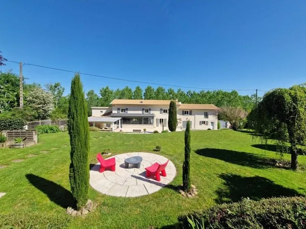 Maison 10 pièces 261 m²
