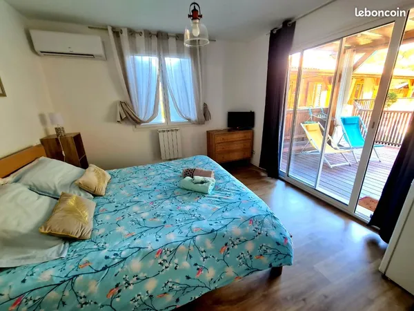 Chambre avec salle de bain privé et cuisine commuune