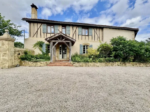Propriété de caractère avec maison principale et trois gîtes à proximité de Marciac