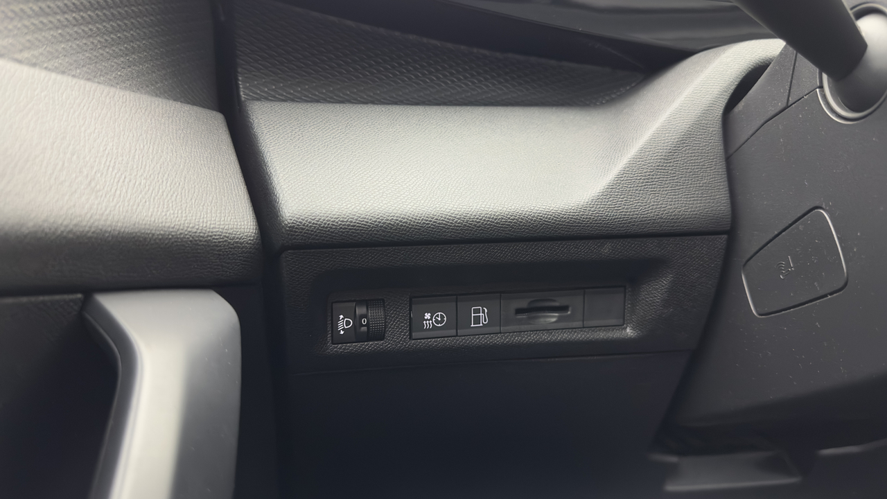 Peugeot 308 SW PHEV 180 e-EAT8 — photo 15