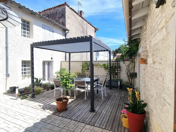 Maison de caractère avec cour et studio