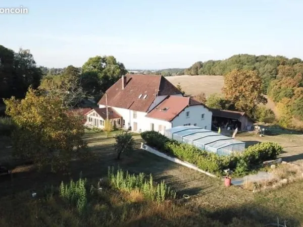 Propriété 700 m² Lons-le-Saunier
