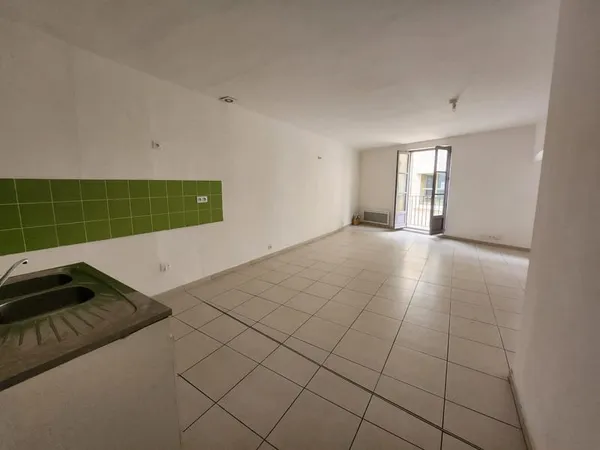 Appartement avec terrasse au 1er étage UZES centre