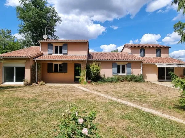 Villa proche étang de ST ESTEPHE