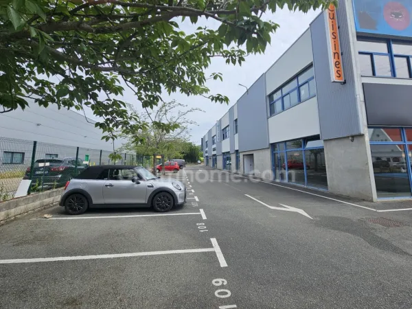 Local commercial 2 pièces 310 m²