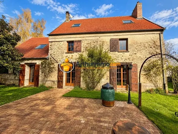 Maison T8 - 280 m² - 5 chambres - Terrain : 1219m² - Piscine - DPE : D