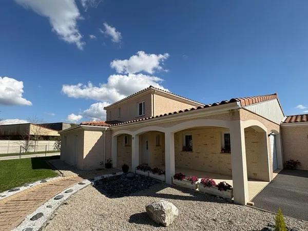 maison type provençale avec bâtiment de 240m²