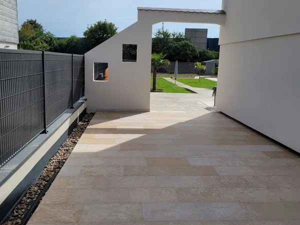 Grande maison avec un grand jarin