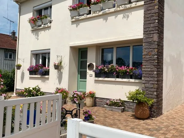 Maison individuelle magnifique à l'intérieur comme à l'extérieur, avec un parking pour plusieurs voi