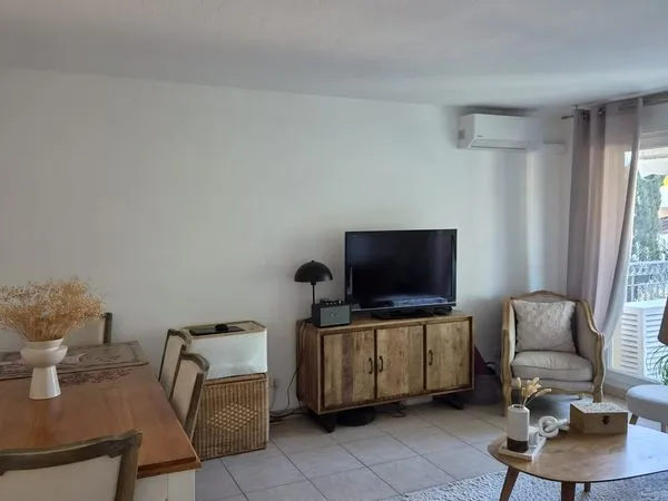 Appartement 3 pièces de 65m² avec climatisation dans un parc boisé très lumineux avec terrasse et bo