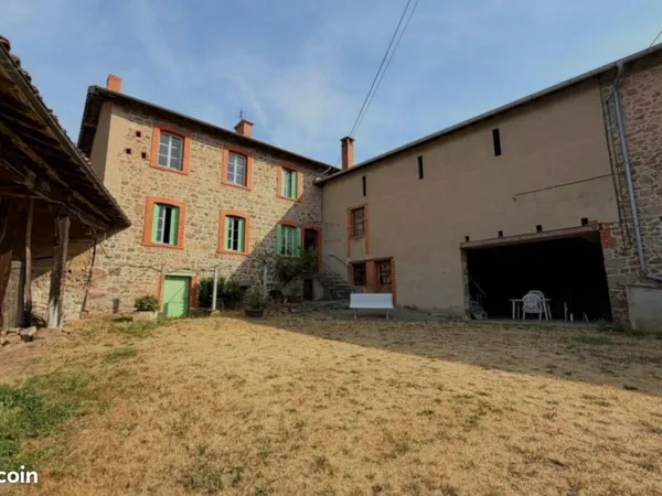Vente corps de ferme avec terrain agricole et hangar
