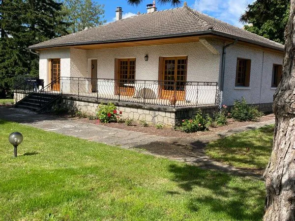 Maison lumineuse avec grand terrain arboré - Proximité immédiate du village