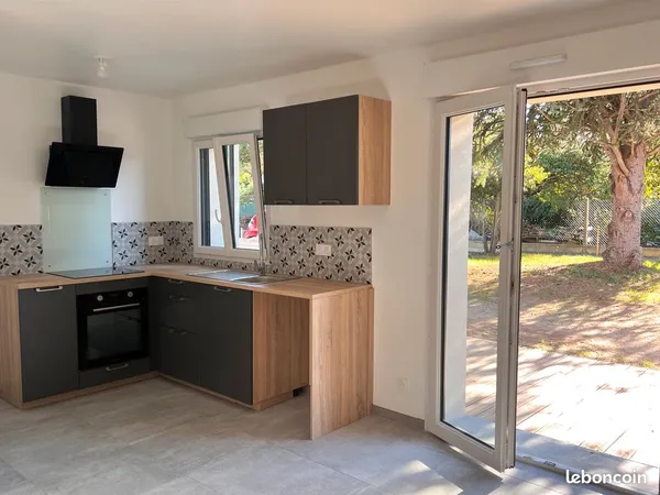 Location d'un logement de 74 m² avec jardin privatif arboré et une place de parking