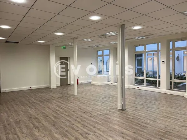 Bureau 560 m²