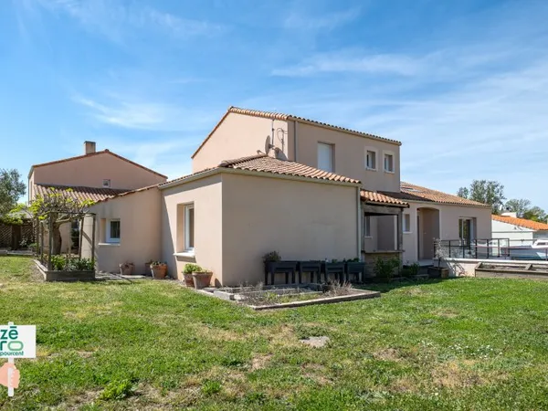 Ensemble immobilier d'exception à Saint-Vincent-sur-Jard Maison + 2 logements ,Proche mer