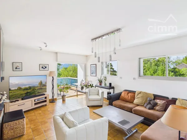 Appartement esprit maison avec jardin privatif et piscine