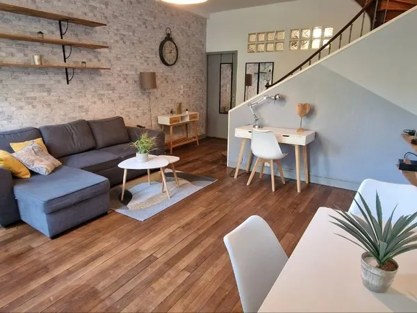 🌿 T2 meublé rénové 50 m² avec jardin privatif - calme - bureau