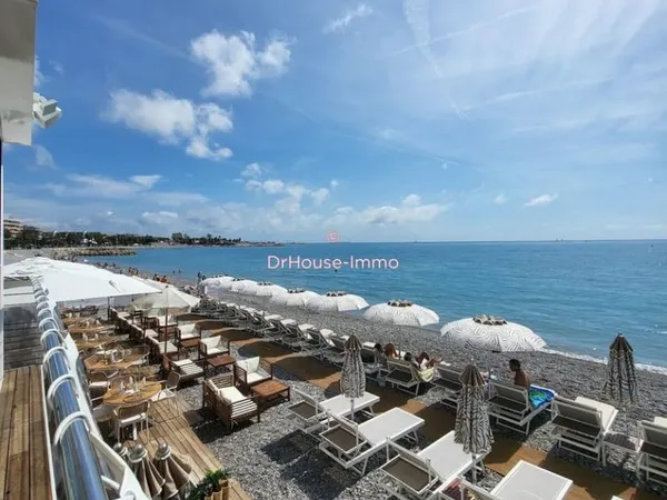 RESTAURANT FACE A LA MER AVEC SA PLAGE PRIVEE.