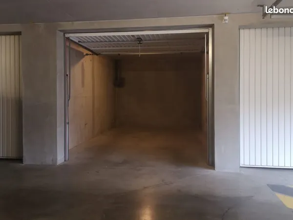 à louer garage / box fermé en sous-sol