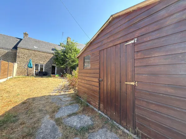 Maison mitoyenne en pierre dans un hameau au calme