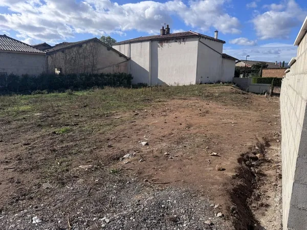 Terrain à bâtir de 894 m² à SAINT-SYMPHORIEN-D'ANCELLES (71)