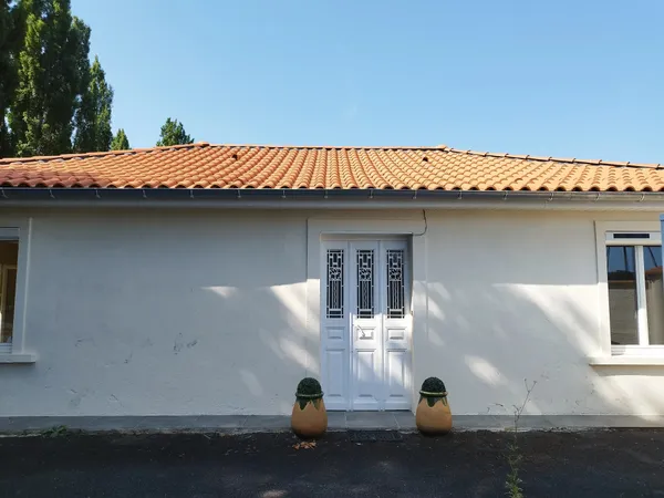 MAISON RÉNOVÉE, PARCELLE DE 1 000 M² + HANGAR