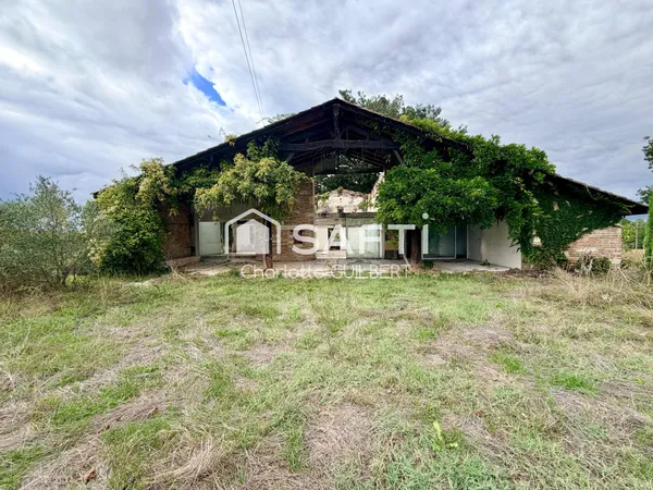 Bâtisse en pierre à rénover sur 2,4 hectares