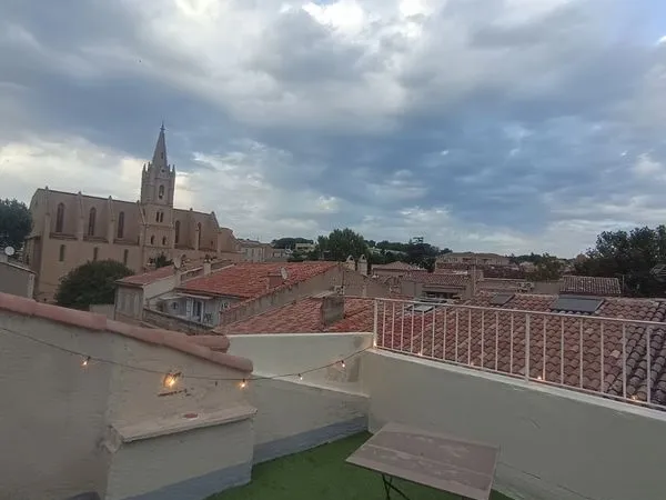 Charmant studio meublé de 20 m² avec rooftop privatif et box - Hyper centre de Salon-de-Provence