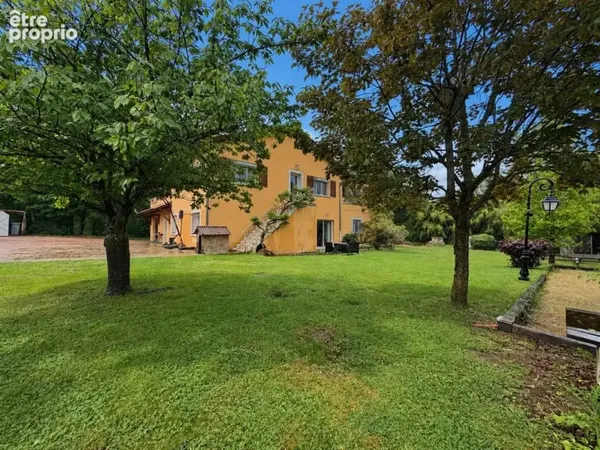 Grande maison familiale frontenas 280 m2 avec 5 chambres à 35 min de Lyon