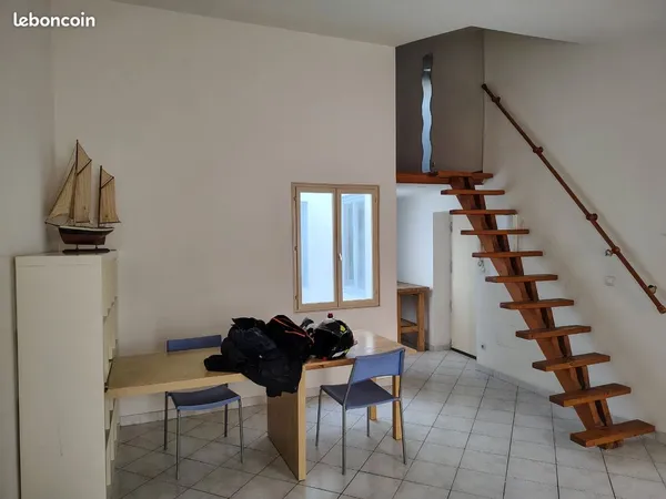 F2 Toulon centre calme et lumineux en duplex