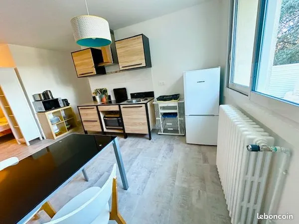 Nimes Grand Studio+ terrasse +place de parking dans grande maison