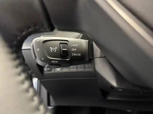 Peugeot 2008 hybrid 145 e-dcs6 — photo 15