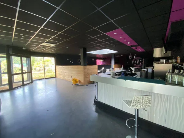 Local commercial 253 m²
