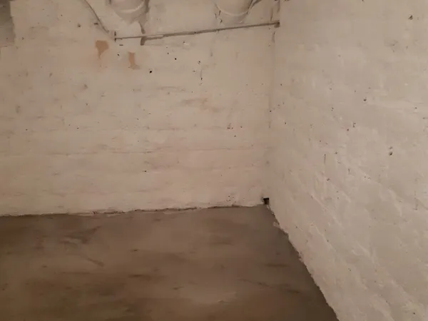 Location de cave en parfait état rue de Rome Paris 8 e
