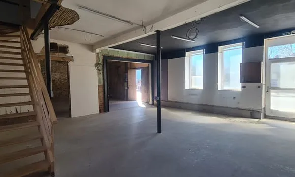Sur axe très passant à COUZEIX, locaux professionnels à loue