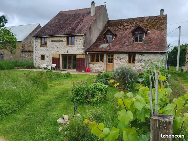Maison avec dépendances et grand terrain