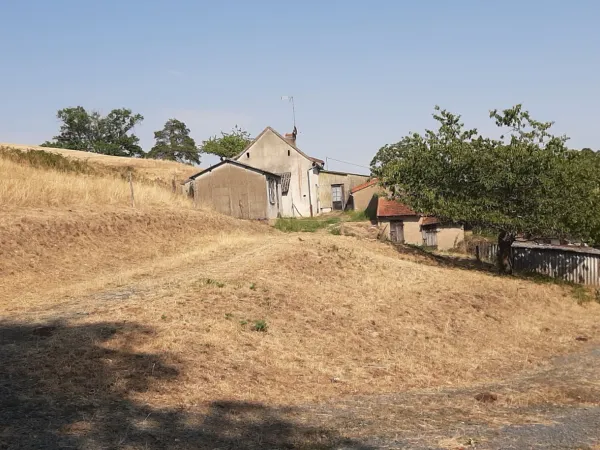 FERMETTE A RÉNOVER AVEC SES DÉPENDANCES, SUR 2,7 HA DE TERRAIN DANS CADRE BUCOLIQUE.
