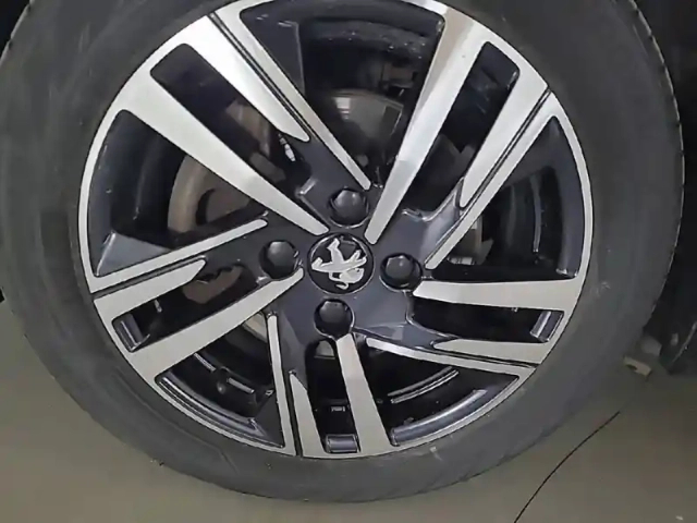 Peugeot 208 puretech 100 s&amp;s eat8 — photo 40