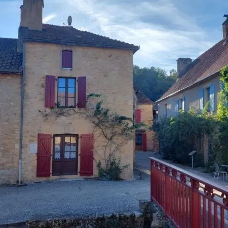 Charmante maison pierre dans un village médiéval