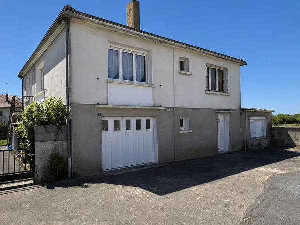 BÉGROLLES-EN-MAUGES - Maison à rénover, fond d'impasse, en limite de campagne