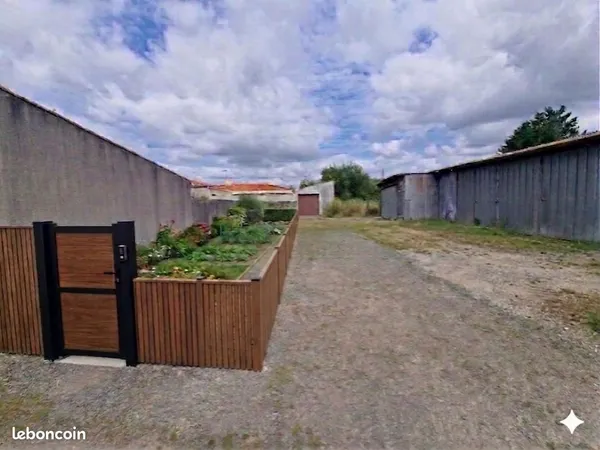 Plein bourg, terrain nu en zone UA (non constructible )