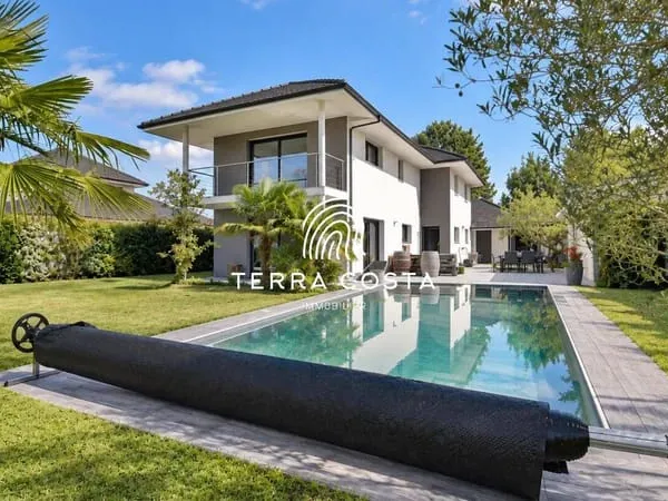 Maison 6 pièces 240 m²