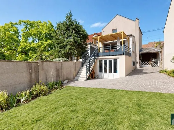MAISON DE VILLE DE CARACTERE AVEC JARDIN ET TERRASSE - CHARTRES