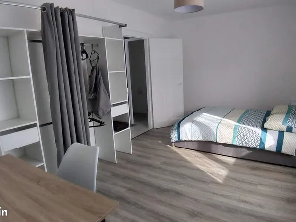 Dans maison en colocation de 137m², chambre meublée de 17 m² avec salle d'eau et wc privés, toutes c