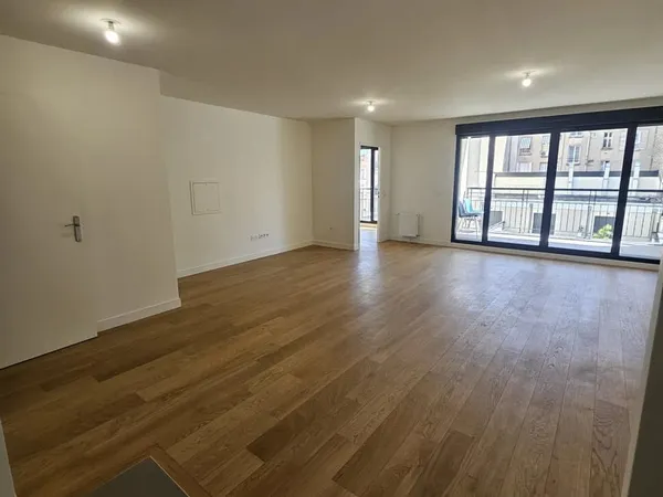 T4 TRAVERSANT 5IEME ETAGE TERRASSE ET PARKING CAVE
