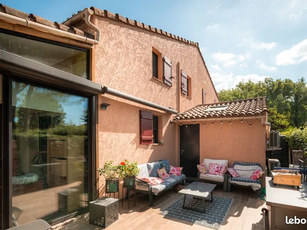 Maison entièrement rénovée 56 m2 dans résidence sécurisée à Tourrettes dans le var piscine tennis